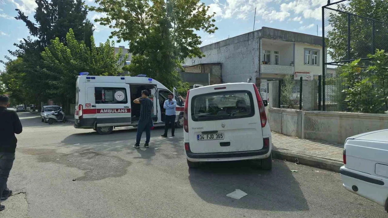 ADIYAMAN’DA KAMYONET İLE MOTOSİKLETİN ÇARPIŞMASI SONUCU 2 KİŞİ YARALANDI.