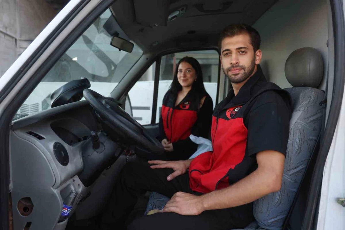 Hatay'da genç çift ata mirası tatlıları mobil araçla kentin sokaklarına taşıyor 4