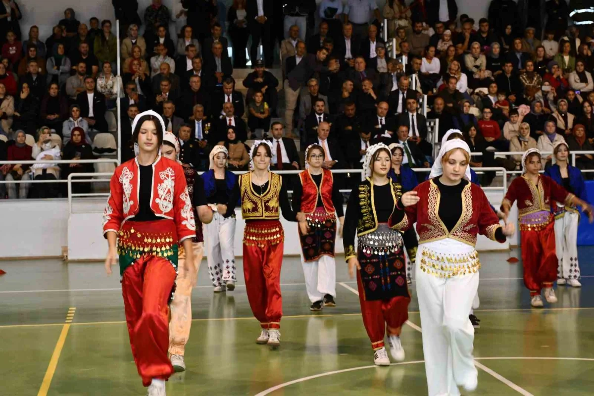 Osmaneli'nde 29 Ekim Cumhuriyet Bayramı coşkusu kapalı spor salonuna taşındı 1