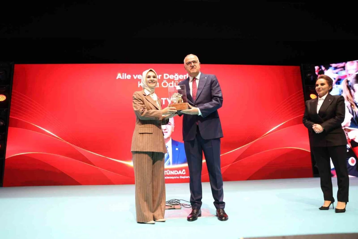 TVF Başkanı Mehmet Akif Üstündağ'a Aile ve Spor Değerlerine Katkı Ödülü 1