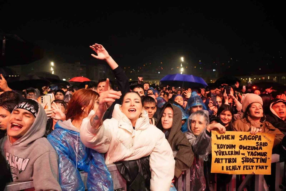 Kocaeli'de sağanak yağış altında Sagopa Kajmer ile Cumhuriyet coşkusu 3