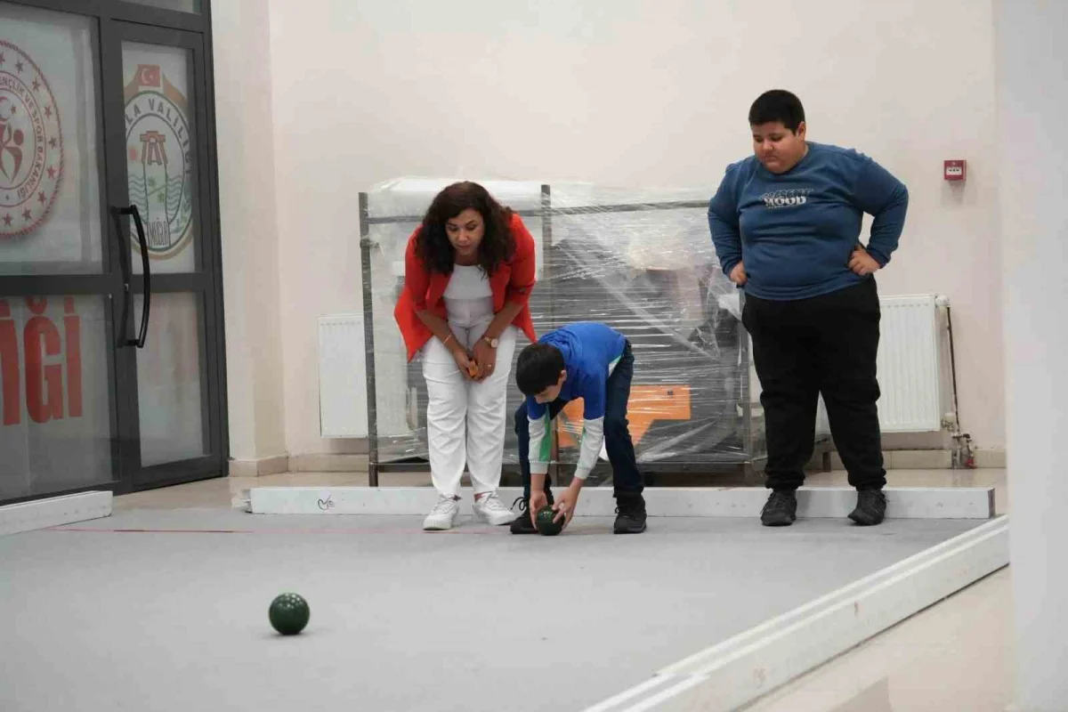 Muğla'da özel sporcular bocce sahasında bir araya geldi 4