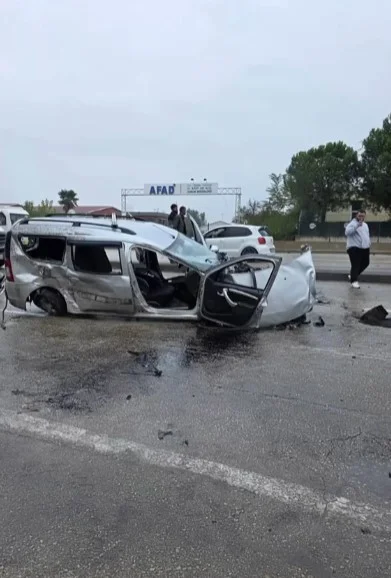 Bursa'da yağış nedeniyle kayganlaşan yolda zincirleme kaza: 5 yaralı 4