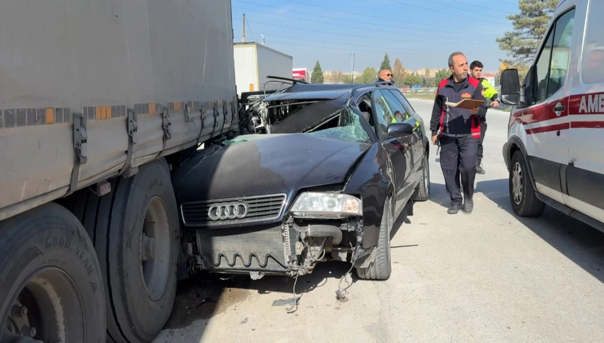 Kütahya'da park halindeki tırın dorsesine çarpan otomobil hurdaya döndü: 1 yaralı 2