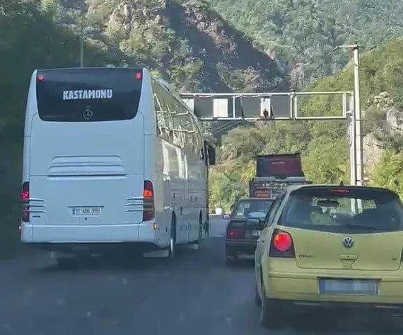 KARABÜK'TE HATALI SOLLAMA YAPARAK ARAÇLARIN GÜVENLİĞİNİ TEHLİKEYE ATAN YOLCU OTOBÜSÜ, CEP TELEFONU...