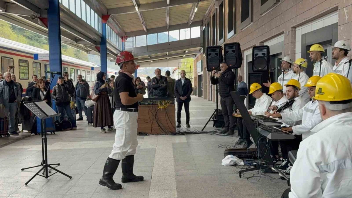 Turistik Karaelmas Ekspresi madenci korosuyla Zonguldak'ta karşılandı 4