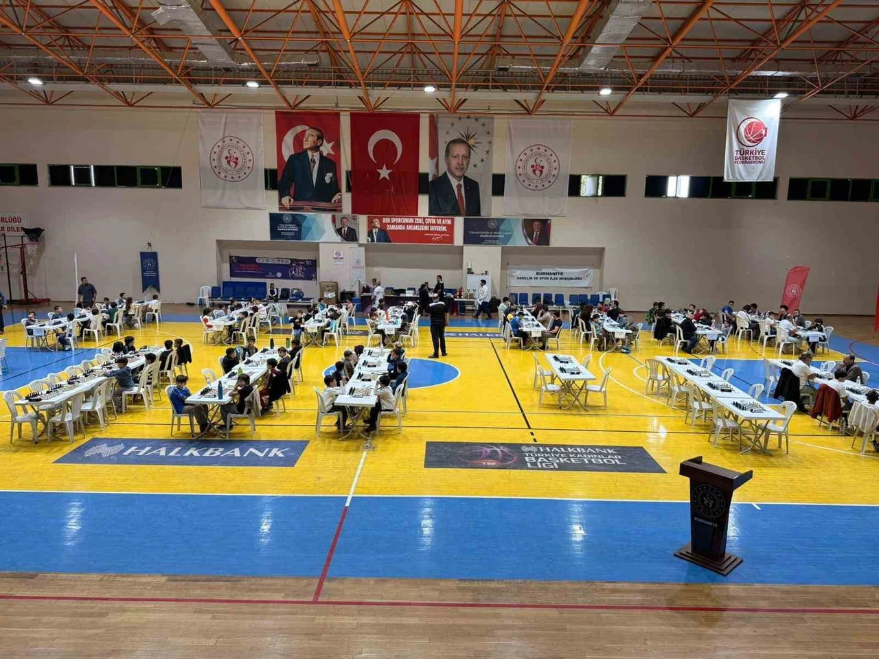 SATRANÇ OYNAYANLAR