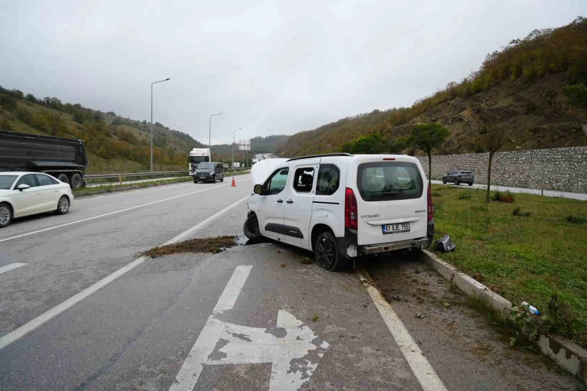 Samsun'da yağış nedeniyle kontrolden çıkan araç refüje çıktı: 3 yaralı 3