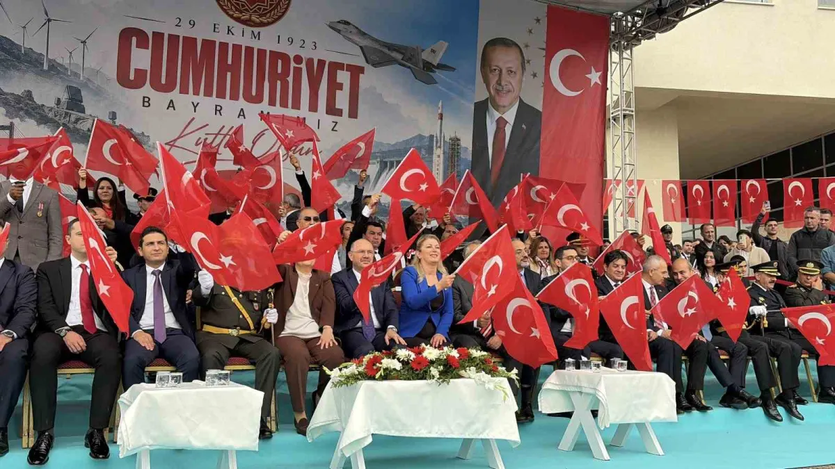 Osmaniye'de Cumhuriyet Bayramı'nın 103'üncü yılı kutlamalarında özel harekât gösterisi 3