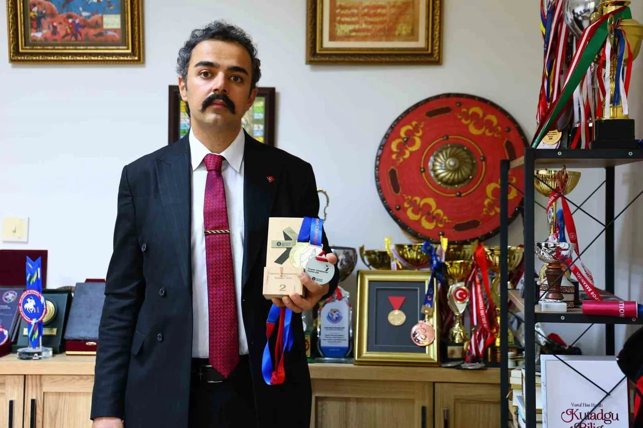 İSPANYA’DA DÜZENLENEN ATLI OKÇULUK AVRUPA ŞAMPİYONASI’NDA MÜCADELE EDEN VEYSEL BATUHAN BAY, AVCI...