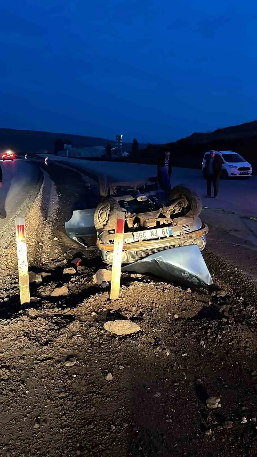 Çorum'da şarampole devrilen otomobil hurdaya döndü: Sürücü yara almadan kurtuldu 1