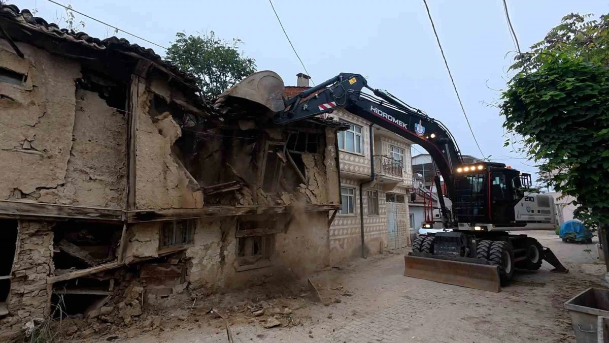 Yenişehir'de tehlike arz eden metruk binalar tek tek yıkılıyor 2