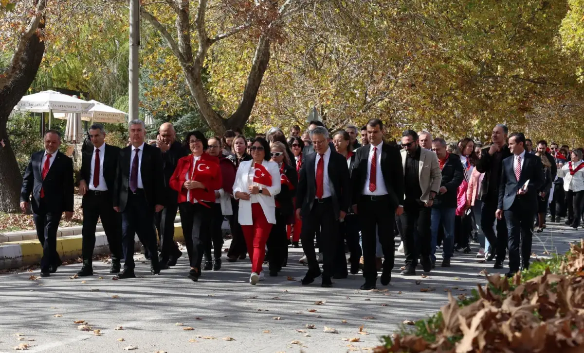 ESOGÜ’de Cumhuriyetin 103. yılı yürüyüşle kutlandı 2
