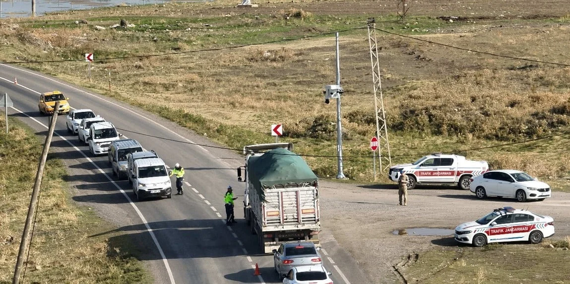 MUŞ’UN MALAZGİRT İLÇESİNDE JANDARMA EKİPLERİ, TRAFİK KAZALARINI ÖNLEMEK VE SÜRÜŞ GÜVENLİĞİNİ...