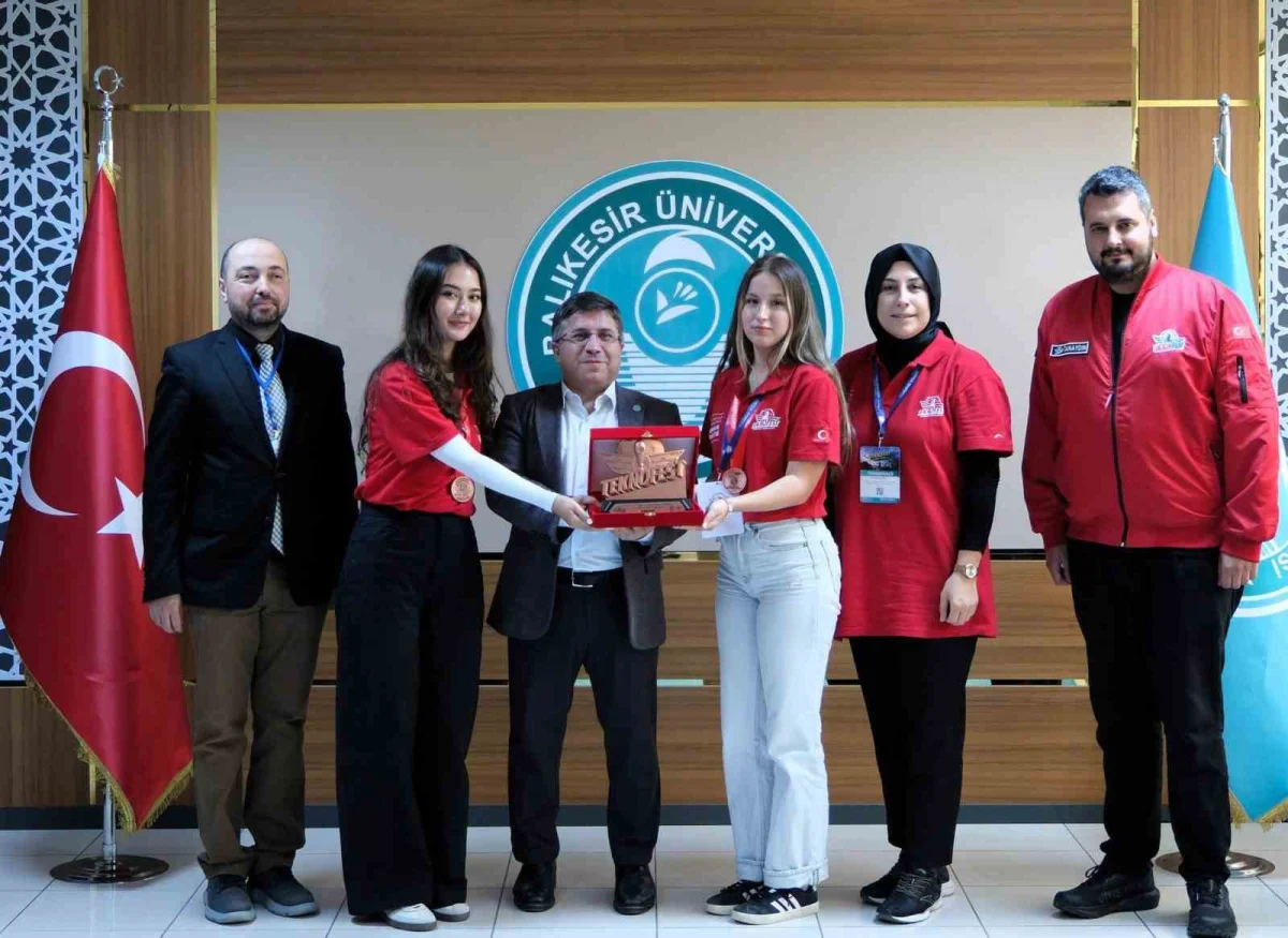 TEKNOFEST'te üçüncülük kazanan üniversitelileri Rektör Oğurlu makamında ağırladı 1