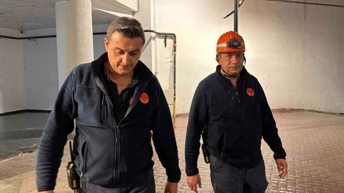 Bolu'da iş merkezindeki asansörde mahsur kalan çifti itfaiye kurtardı 3