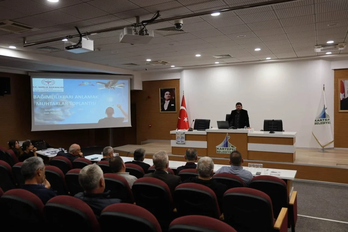KARTEPE’DE MUHTAR VE AZALARA YÖNELİK DÜZENLENEN EĞİTİMDE SAĞLIKLI BESLENME, BAĞIMLILIKLA MÜCADELE...