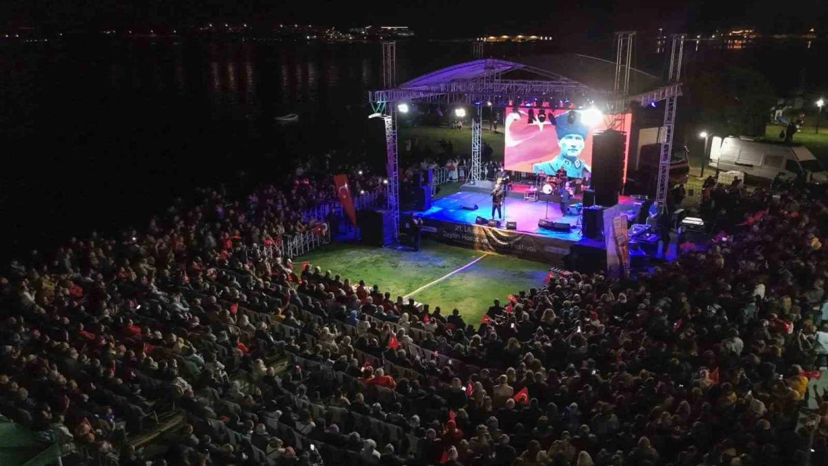 Ayvalık'taki 21. Uluslararası Zeytin Hasat Festivali'nde Feridun Düzağaç sahne aldı 4