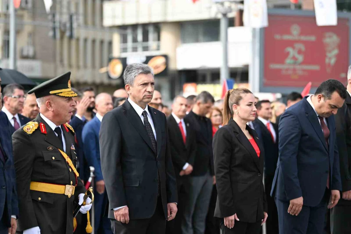 Antalya'da Cumhuriyet Bayramı kutlamaları çelenk sunumuyla başladı 4