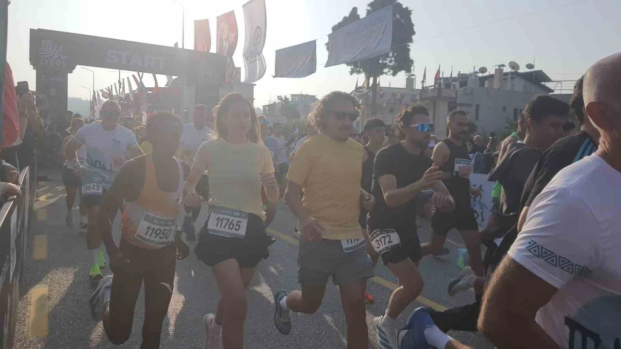 DENİZLİ’DE DÜZENLENEN LYKOS YARI MARATONU, BİNLERCE KİŞİNİN KATILIMIYLA GERÇEKLEŞTİRİLDİ. SABAHIN...