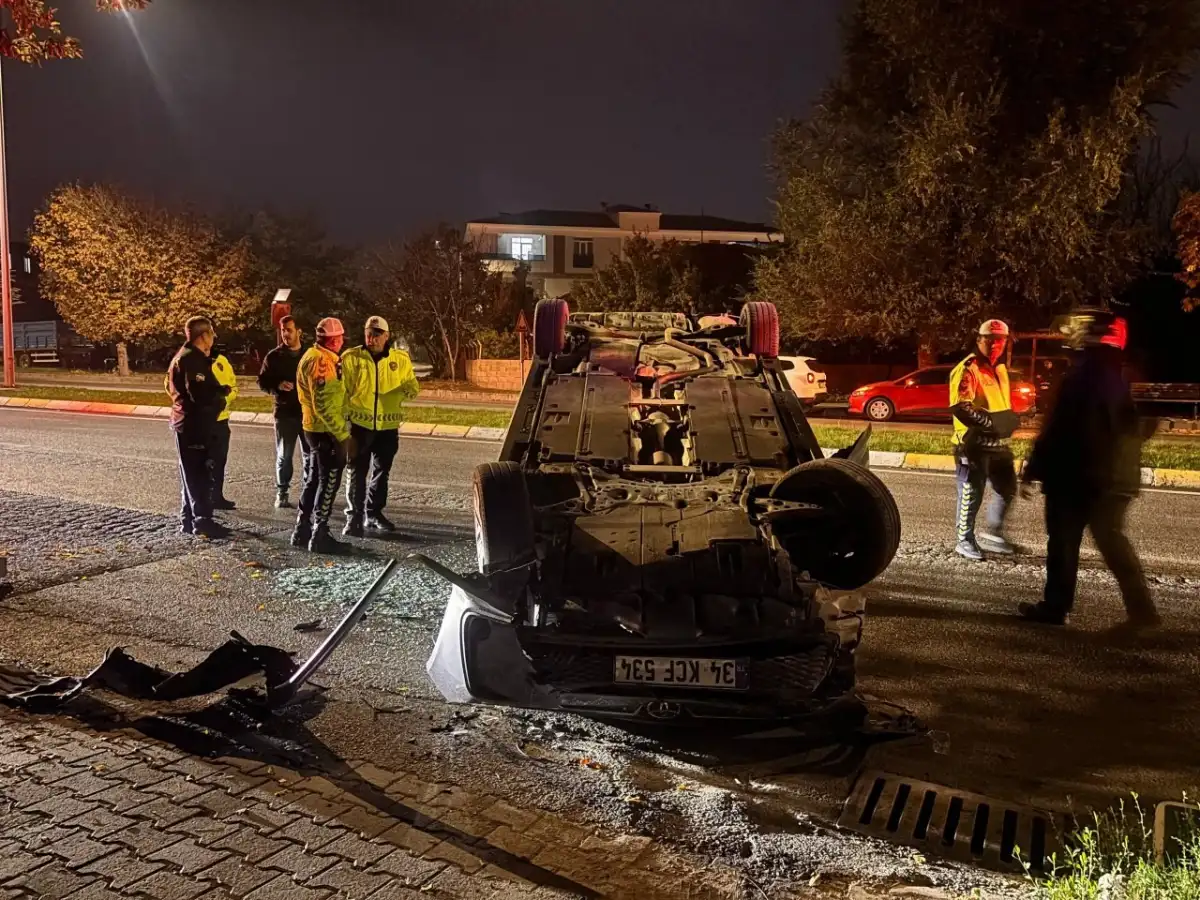 Erzincan'da hafif ticari araçla çarpışan otomobil devrildi: 1 yaralı 4