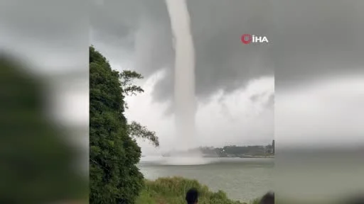 Çin'in Guangdong eyaletindeki bir nehrin üzerinde 60 metrelik hortum çıktı.