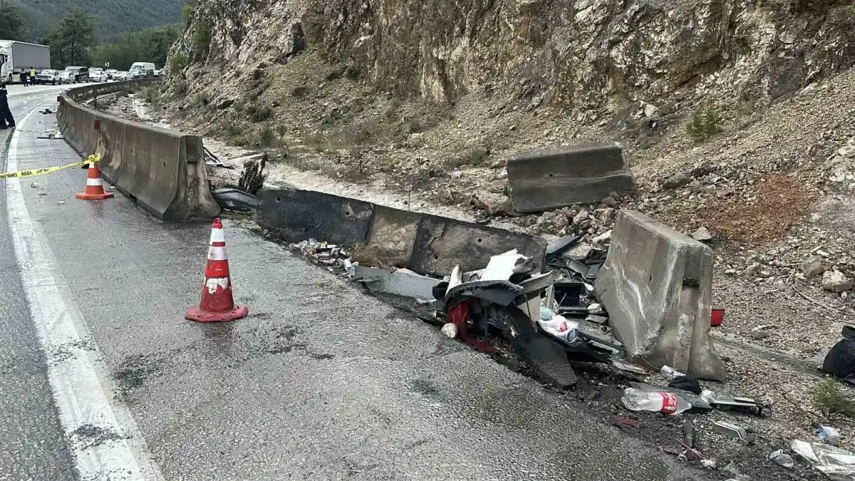Burdur'da yolcu otobüsü devrildi: 1 ölü, 8 yaralı 5