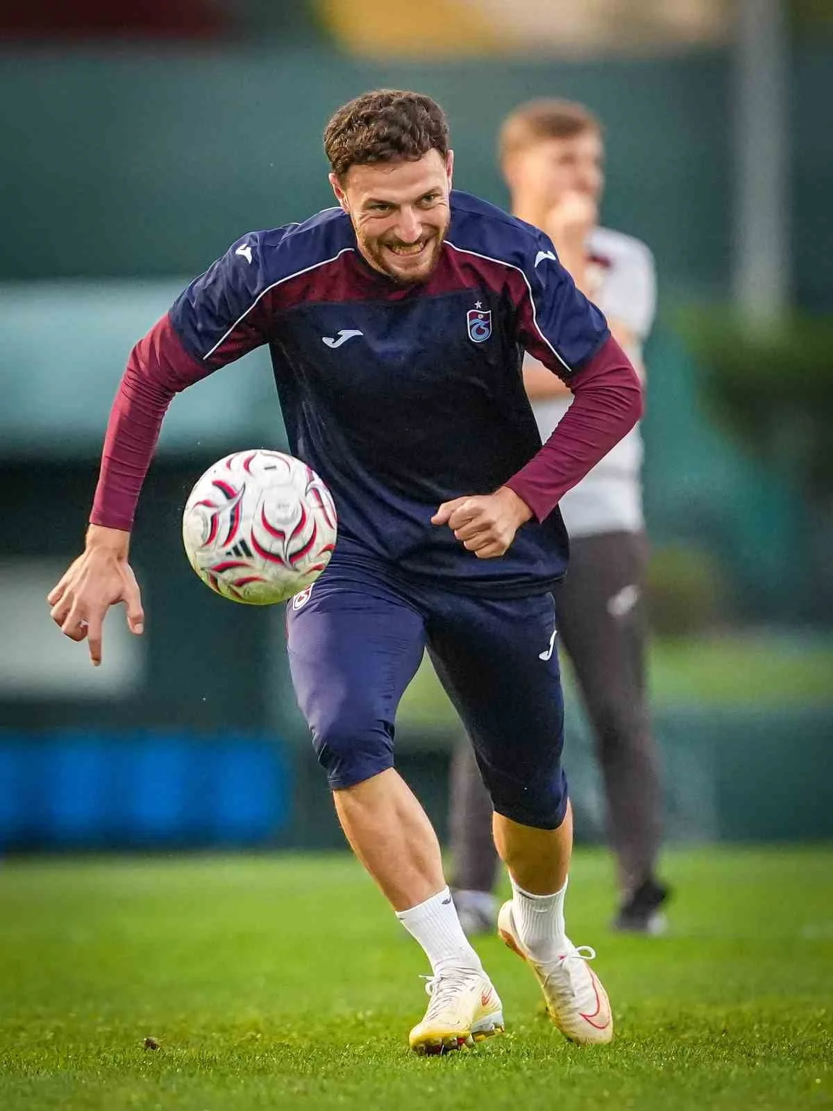 TRABZONSPOR’DA MUSTAFA ESKİHELLAÇ, SAMSUNSPOR KARŞILAŞMASIYLA BORDO-MAVİLİ FORMA ALTINDA 61. RESMİ...