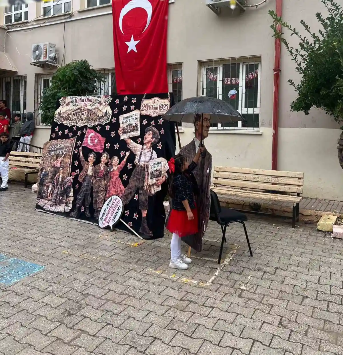 Hatay'da küçük öğrencinin Atatürk maketine şemsiye tutması takdir topladı 2