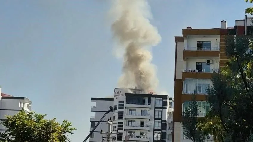 DİYARBAKIR’DA BİR SİTENİN ÇATI TAMİRİ SIRASINDA ÇIKAN YANGINDA ALEVLER KISA SÜREDE TÜM ÇATIYI...