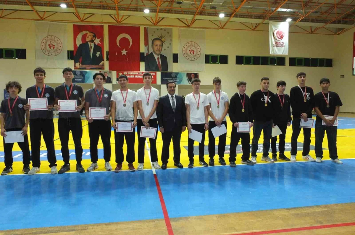Burhaniye'de Cumhuriyet Kupası Turnuvası'nda ödüller sahiplerini buldu 1