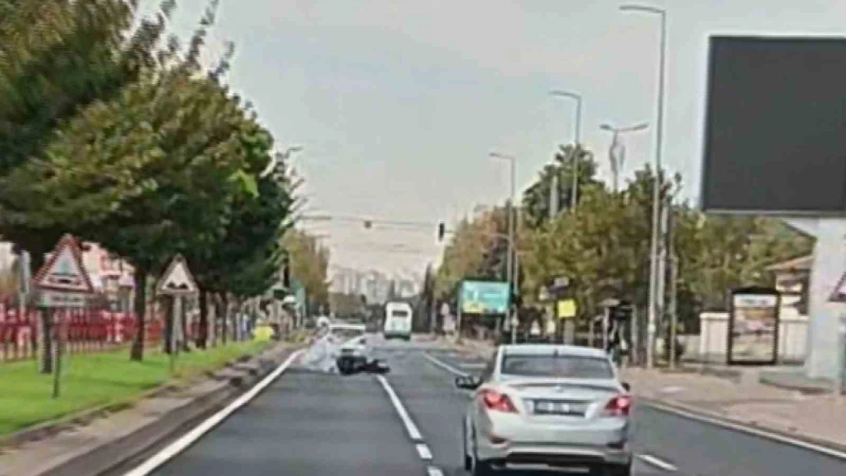 Kayseri'de otomobille çarpışan motosikletli havaya savruldu: Kaza anı kask kamerasında 2
