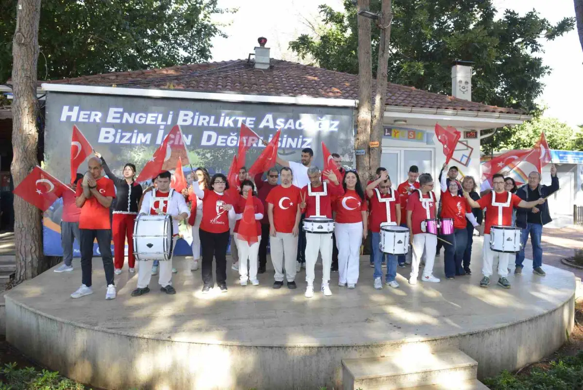Muratpaşa'da özel bireylerden bando takımıyla Cumhuriyet yürüyüşü 1