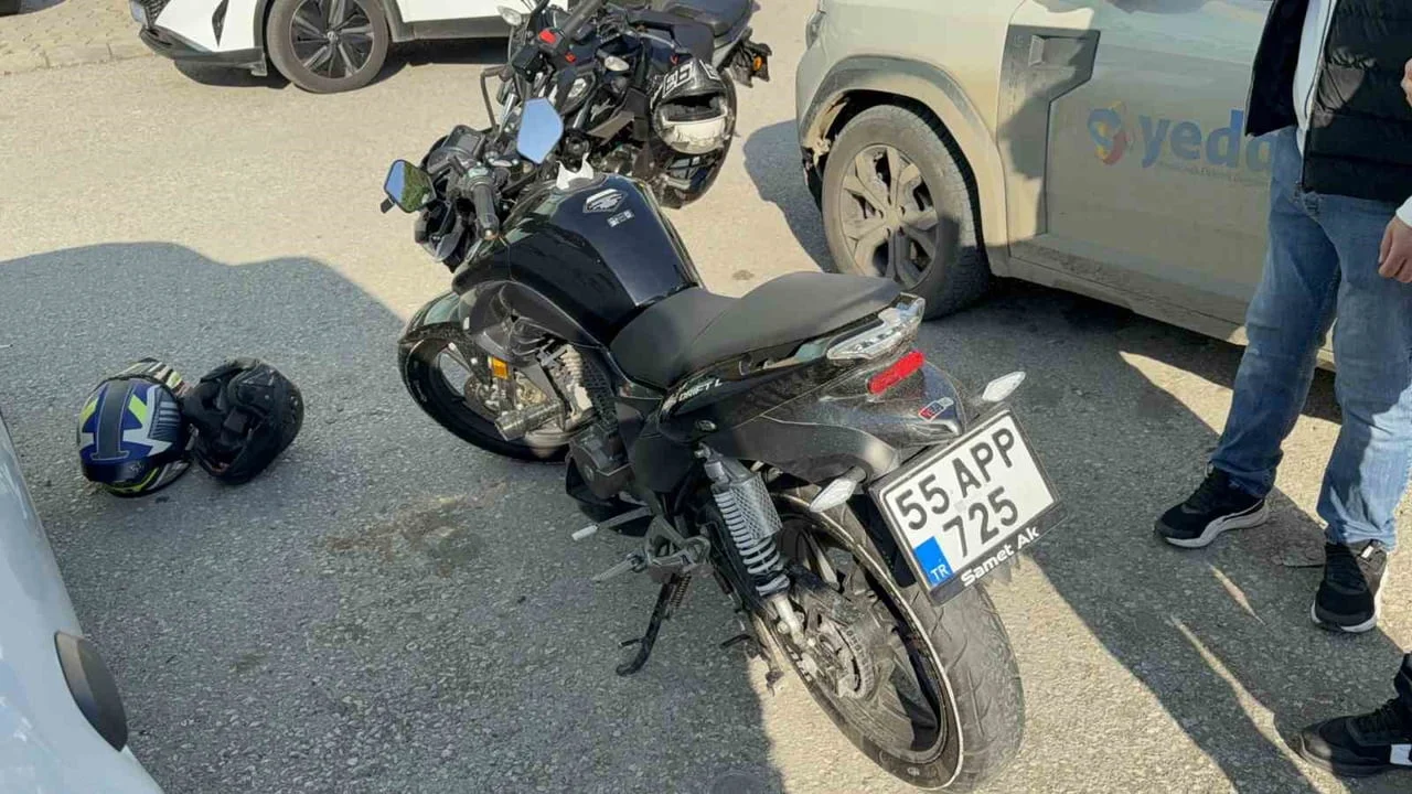 SAMSUN’UN ATAKUM İLÇESİNDE MOTOSİKLETİN OTOMOBİLE İLE ÇARPMASI SONUCU MEYDANA GELEN TRAFİK...