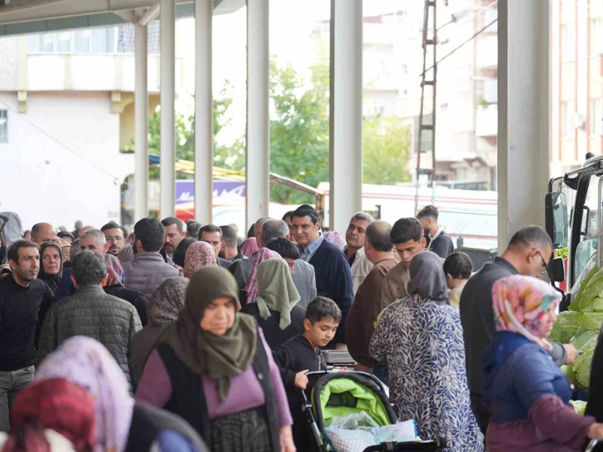Şehitkamil Belediye Başkanı Umut Yılmaz semt pazarında fiyatları indirdi 2