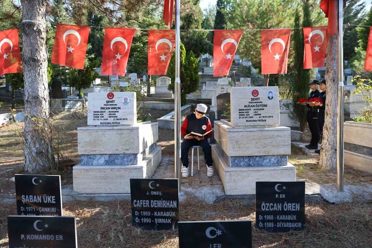 KARABÜK ŞEHİT ALİCAN ÖZTÜRK İMAM HATİP ORTAOKULU ÖĞRENCİLERİ, OKULLARINA İSMİ VERİLEN ŞEHİT POLİS...