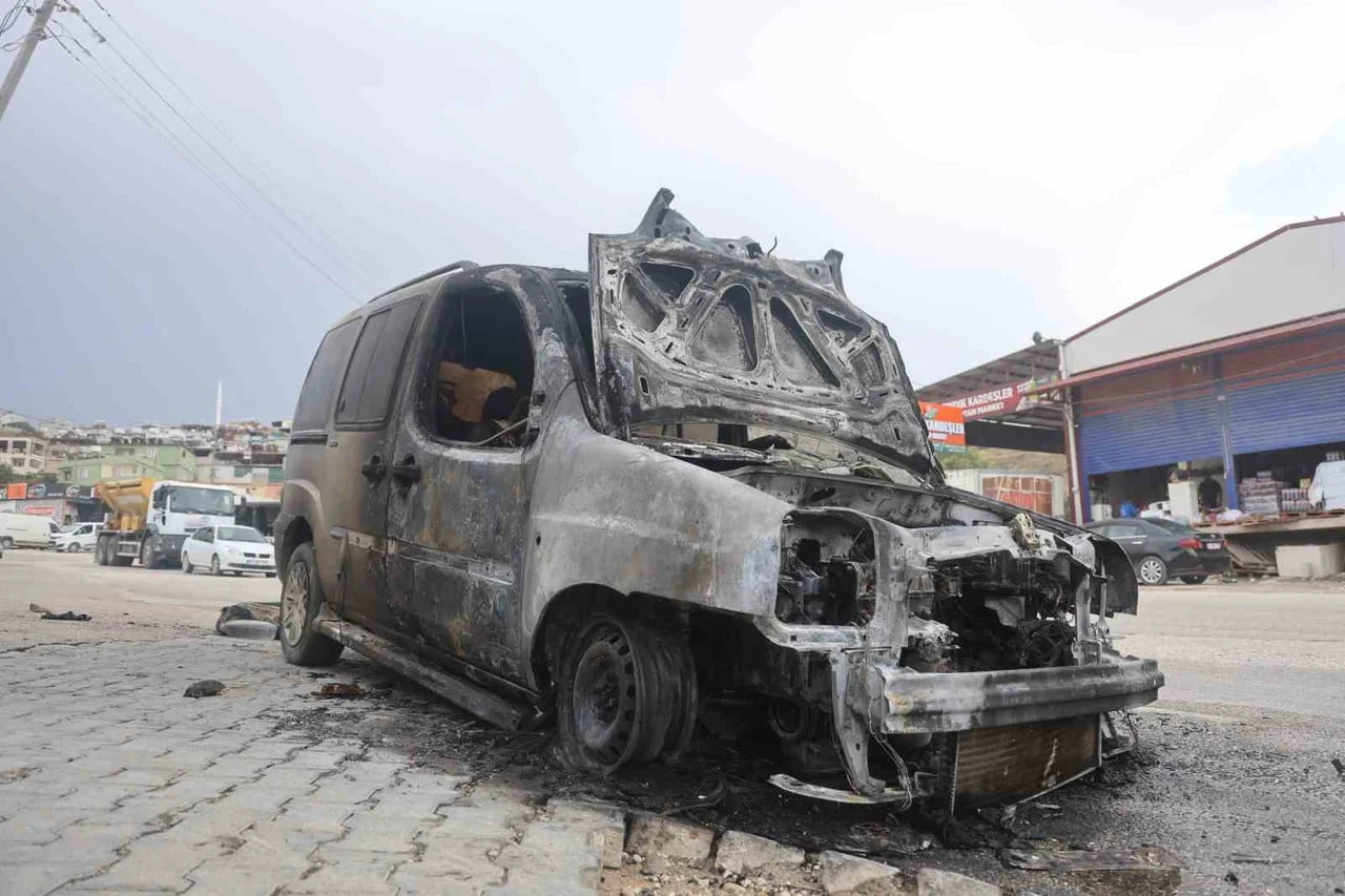 HATAY'IN ANTAKYA İLÇESİNDE SEYİR HALİNDEKİ HAFİF TİCARİ ARAÇ, ALEVLER İÇİNDE YANARAK KULLANILAMAZ...