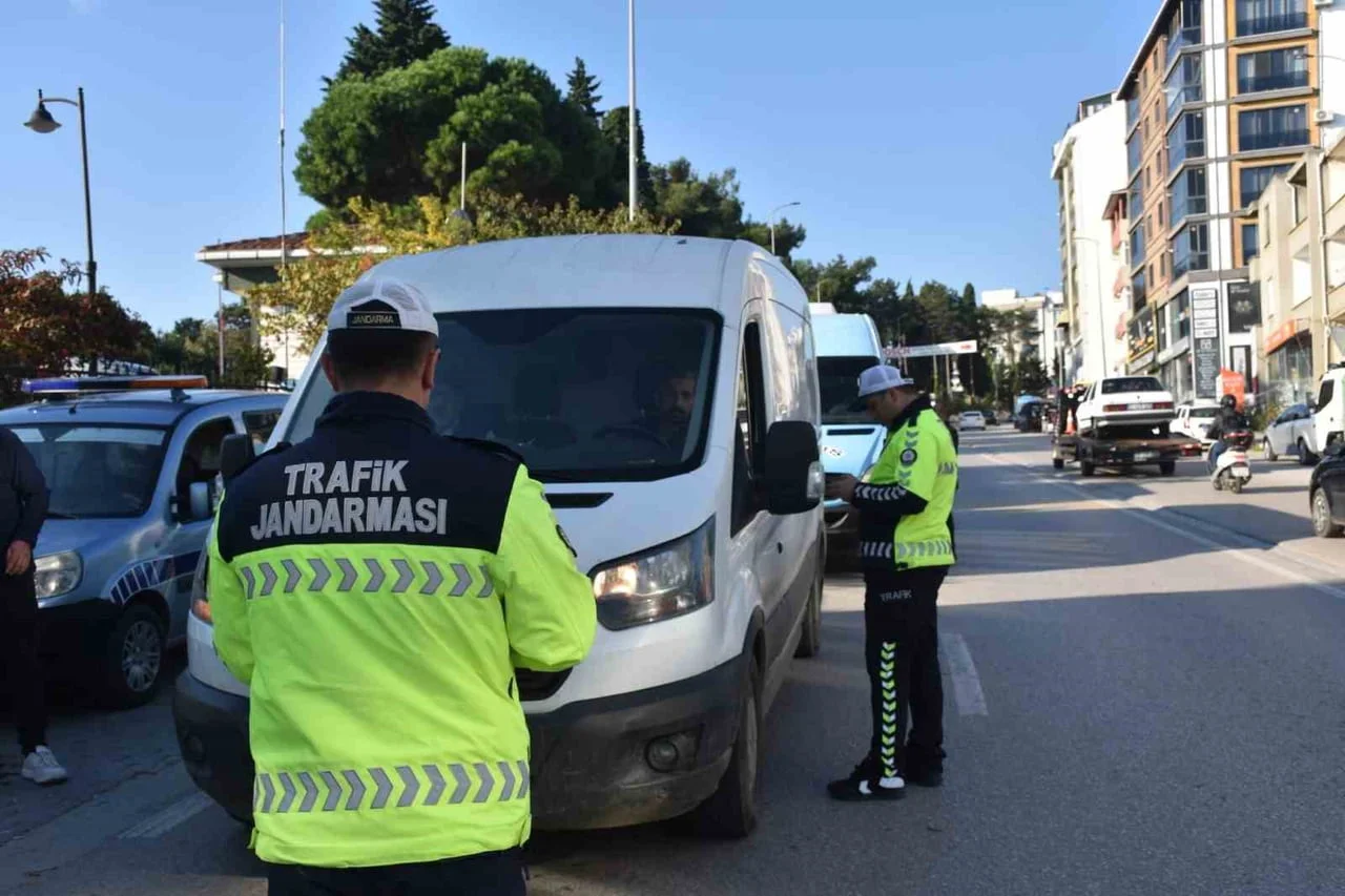 SİNOP'TA TİCARİ YOLCU TAŞIMACILIĞI YAPAN ARAÇLARA YÖNELİK GERÇEKLEŞTİRİLEN DENETİMLERDE 83 ARAÇ...