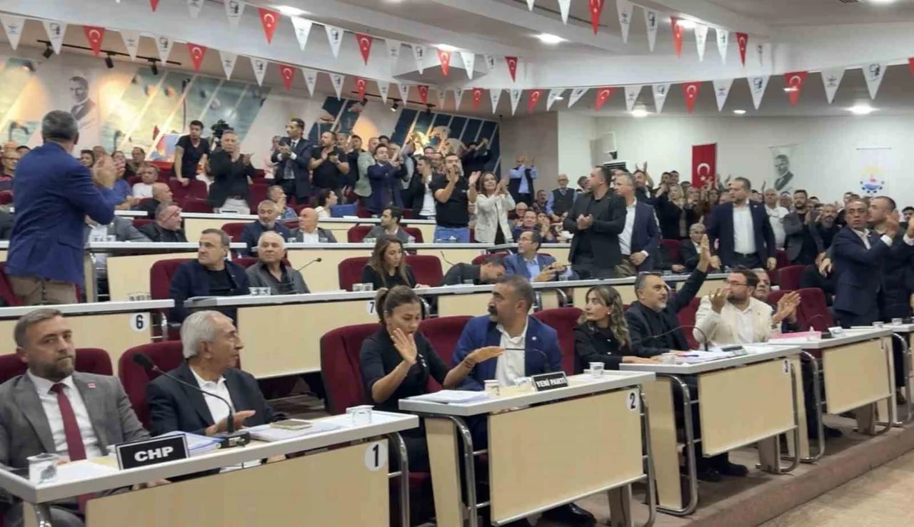 İZMİR'İN ÇİĞLİ İLÇESİNDE, BELEDİYE BAŞKANI ONUR EMRAH YILDIZ'IN PARTİ DEĞİŞTİRMESİNİN ARDINDAN...