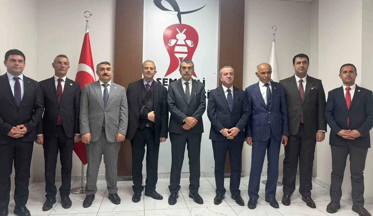 ŞEMDİNLİ BELEDİYESİNE GEÇEN TEKİN, BELEDİYE BAŞKANI FAHRİ ŞAKAR İLE BİR SÜRE GÖRÜŞTÜKTEN SONRA AK...