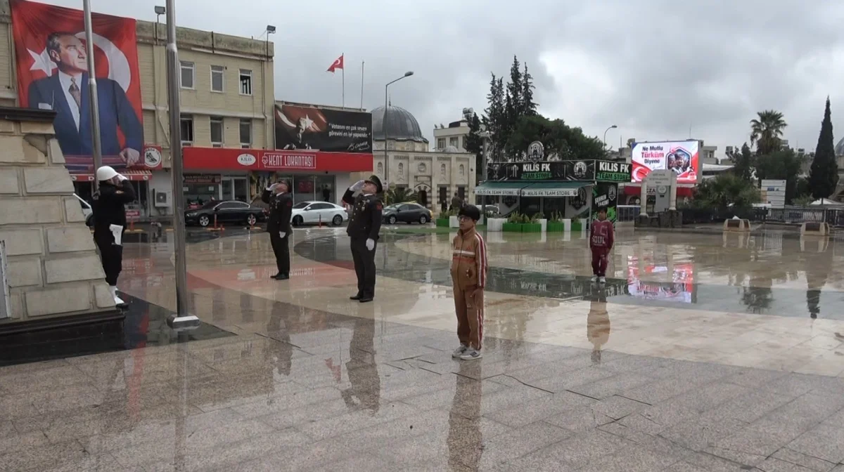 Kilis'te törendeki çocukların askerlerle saygı duruşu duygulandırdı 1