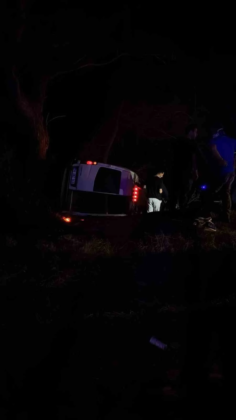 Antalya'da dağcıları taşıyan tur minibüsü şarampole devrildi: 15 yaralı 3
