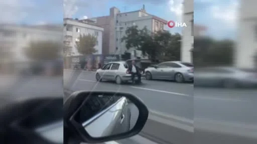 Avcılar'da akıl almaz yolculuk, otomobilin açık bagajında yolculuk yaptı
