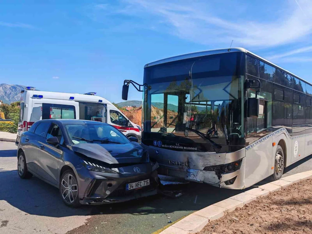 MENTEŞE’DE TRAFİK KAZASI: 2 YARALI