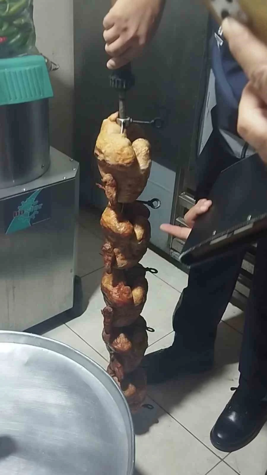 Hatay'da bir restoranda 15 kilogram bozuk tavuk ele geçirildi 1