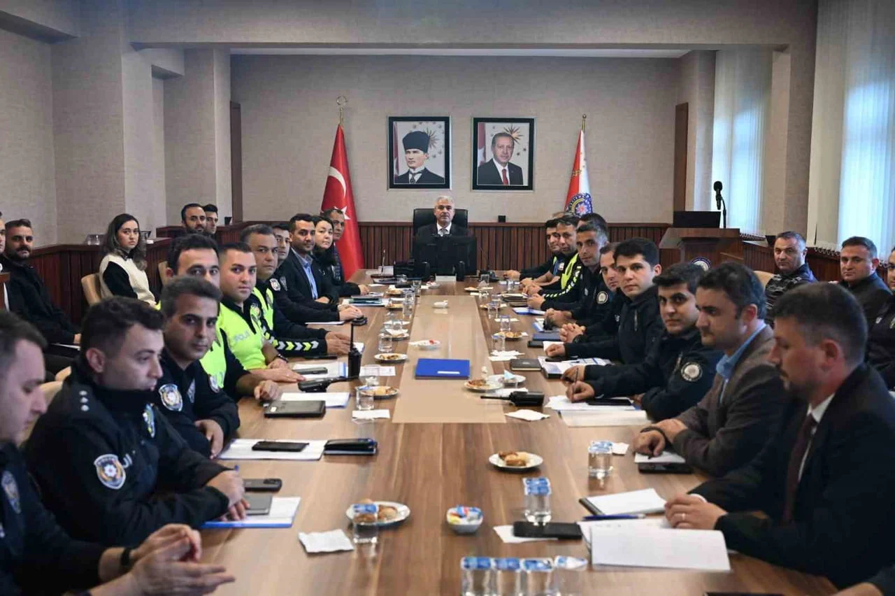DÜZCE EMNİYET MÜDÜRLÜĞÜNDE, İL EMNİYET MÜDÜRÜ İBRAHİM ERGÜDER BAŞKANLIĞINDA BİRİM AMİRLERİNİN...