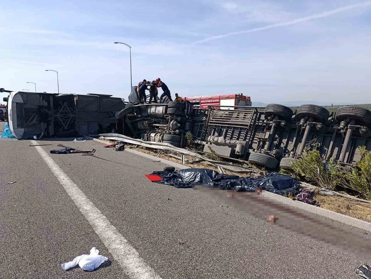 MANİSA’NIN AKHİSAR İLÇESİNDE İSTANBUL OTOBANINDA TIR İLE YOLCU OTOBÜSÜNÜN ÇARPIŞMASI SONUCU İLK...