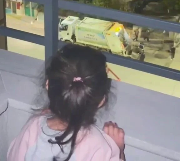 Temizlik işçilerini her akşam balkondan selamlayan minik Asel, belediyede ağırlandı 2