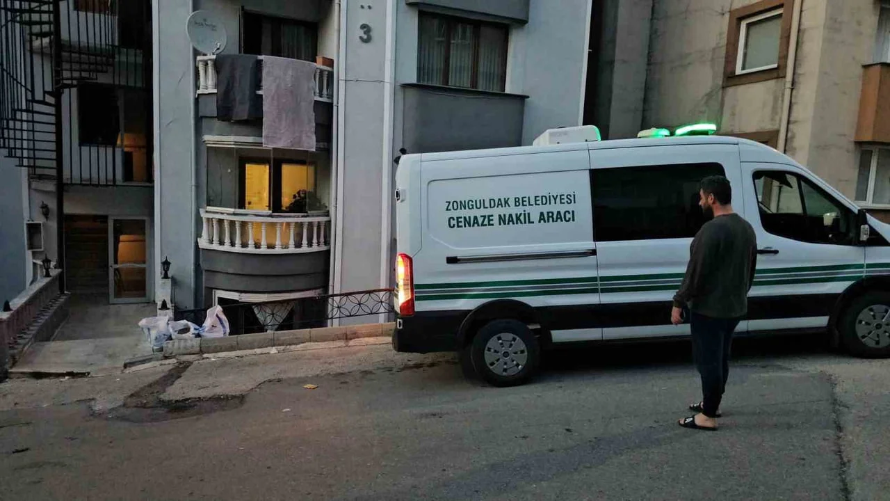 OLAY YERİNDE CUMHURİYET SAVCISININ İNCELEME YAPMASININ ARDINDAN SEZER'İN CANSIZ BEDENİ, ATATÜRK...