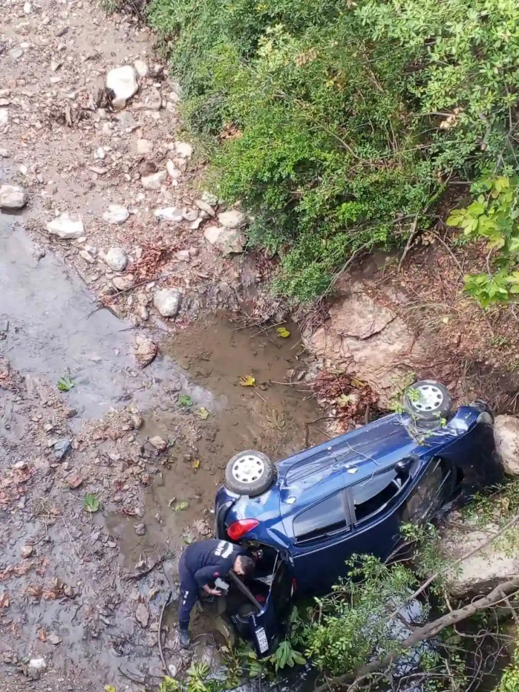 Aydın'da kontrolden çıkan otomobil dereye uçtu: 3 yaralı 1